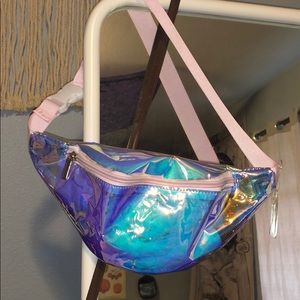 Holographic fanny pack🔮